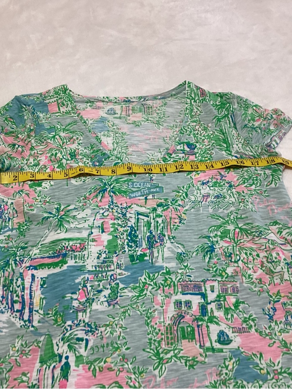 Lilly Pulitzer Etta V-Neck Tropical Print Tee in Green & Pink Size M 001504 - Picture 5 of 8
